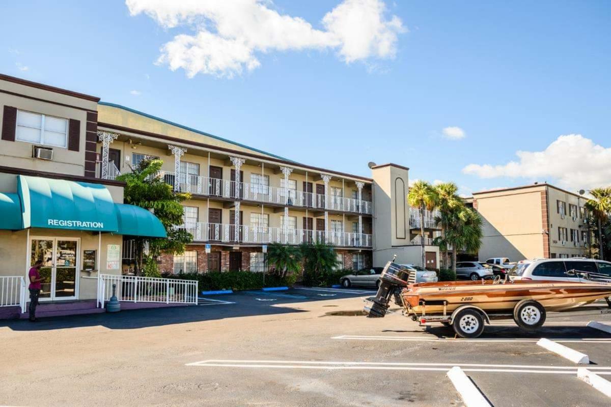Executive Economy Lodge Pompano Beach Exterior photo